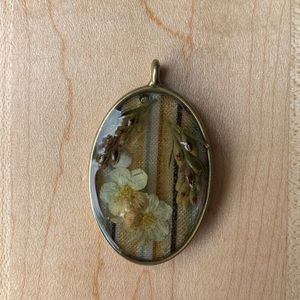 Neutral floral pendant